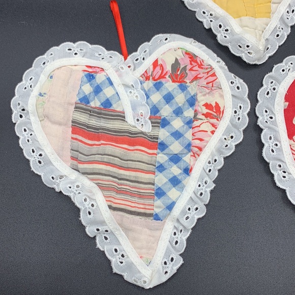 Vintage 3 Feed Sack Quilted Handmade Heart Shaped Eyelet Lace Ornaments Coasters - Picture 3 of 9